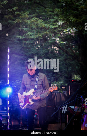 Neil Harland, Bass Gitarrist mit Smoove & Turrell, einer Gruppe von Nord Osten von England Durchführen ihrer nördlichen Funk im Trebah Garten in Cornwall. Stockfoto