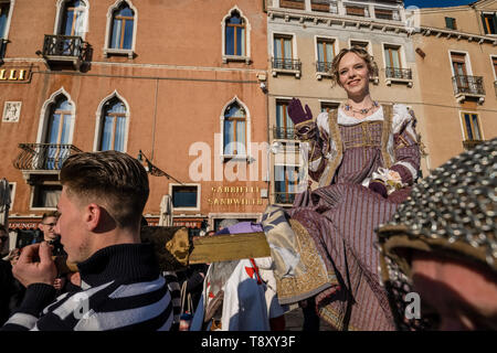 Eine schöne, junge Frauen, junge Männer, die an der Prozession Festa delle Marie Parade erfolgt entlang des Canal Grande, Canal Grande Stockfoto