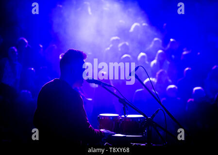 Jonathan Scott Watson von Smoove & Turrell, einer Gruppe von Nord Osten von England Durchführen ihrer nördlichen Funk im Trebah Garten in Cornwall. Stockfoto