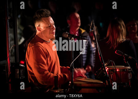 Jonathan Scott Watson von Smoove & Turrell, einer Gruppe von Nord Osten von England Durchführen ihrer nördlichen Funk im Trebah Garten in Cornwall. Stockfoto