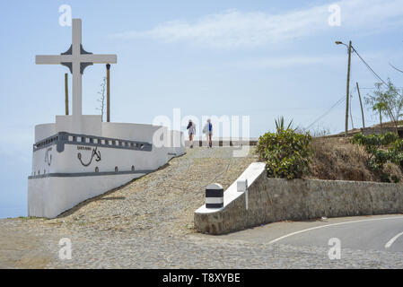 Kap Verde, Cabo Verde Archipel, Brava Insel: Nova Sintra Aussichtspunkt. Denkmal in Form eines Bootes mit dem Namen Santa Maria, mit Bezug auf Christop Stockfoto