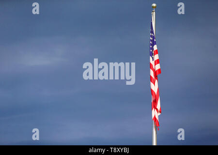 Eine amerikanische Flagge auf einer windstillen Tag gegen den Himmel Stockfoto