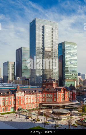 Japan zwischen Tradition und Moderne. Stadtzentrum moderne Gebäude Hintern der alten und eleganten Bahnhof Stockfoto