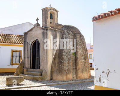 Anta de Pavia, Kapelle Dolmen, Pavia Dorf, Alentejo, Portugal, Südeuropa jungsteinzeitliche Bestattung Denkmal für christliche Kapelle umgewandelt Stockfoto