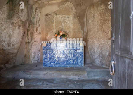 Anta de Pavia, Kapelle Dolmen, Pavia Dorf, Alentejo, Portugal, Südeuropa jungsteinzeitliche Bestattung Denkmal für christliche Kapelle umgewandelt Stockfoto