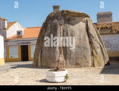 Anta de Pavia, Kapelle Dolmen, Pavia Dorf, Alentejo, Portugal, Südeuropa jungsteinzeitliche Bestattung Denkmal für christliche Kapelle umgewandelt Stockfoto