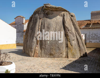 Anta de Pavia, Kapelle Dolmen, Pavia Dorf, Alentejo, Portugal, Südeuropa jungsteinzeitliche Bestattung Denkmal für christliche Kapelle umgewandelt Stockfoto