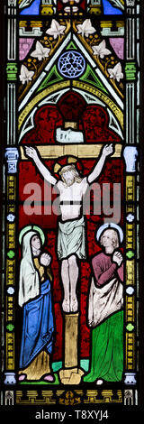 Glasfenster Kreuzigung Jesus Christus am Kreuz ca. 1852 von William Wailes (1808-1881), Urchfont Kirche, Wiltshire, England, Großbritannien Stockfoto