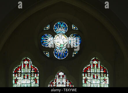 Glasfenster Kriegerdenkmal Kirche Saint Peter, Milton Lilbourne, die von Jones und Willis 1919, detail Maßwerk Friedenstaube, Wiltshire, England, Großbritannien Stockfoto