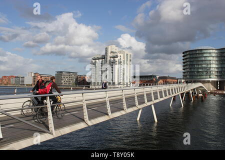 Fahrrad- und Fußgängerbrücke "Bryggebroen" in Islands Brygge, Kopenhagen, Dänemark. Stockfoto