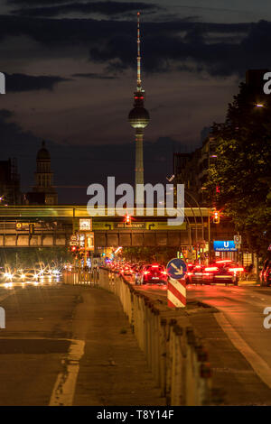 Frankfurter Allee in der Dämmerung in Berlin, Deutschland 2019. Stockfoto