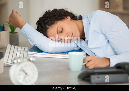 Frau schlafend in ihrem Büro Schreibtisch gefallen Stockfoto