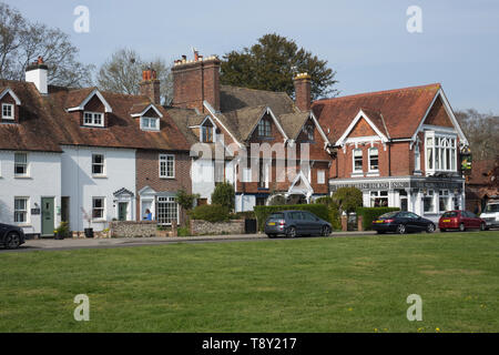 England, Hampshire, Rowlands Castle, das Grün & Robin Hood Inn Stockfoto