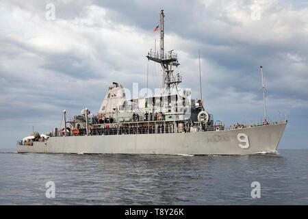 Die US-Marine Avenger-Klasse meine Gegenmaßnahme Schiff USS Pionier während Patrol Mai 8, 2019 in das Südchinesische Meer. Stockfoto