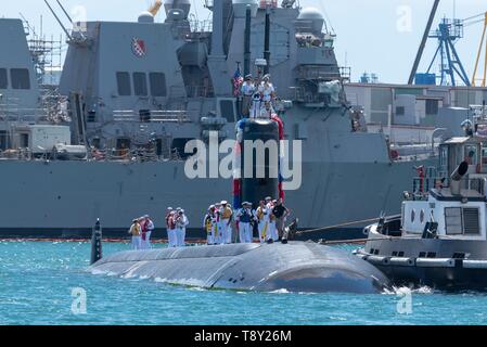 Die US-Marine Los Angeles-Klasse schnell-Angriffs-U-Boot USS Santa Fe ankommen zu Hause Hafen von Pearl Harbor nach einem sechsmonatigen Einsatz April 22, 2018 in Honolulu, Hawaii. Stockfoto