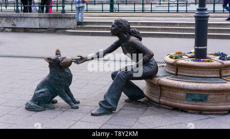 Budapest, Ungarn 03 15 2019 Hund girl Statue. Statue des David Raffay in 2007 in Vígadó Square, Budapest. Stockfoto