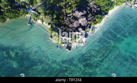 Luftaufnahme auf die Anse Source D'Argent auf La Digue Island auf den Seychellen Stockfoto