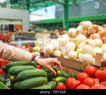 Der Verkauf von Frisch- und organische Obst und Gemüse auf dem Grünen Markt oder Farmers Market. Stockfoto