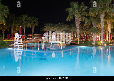 Pool mit Brücke bei Nacht beleuchtet Stockfoto