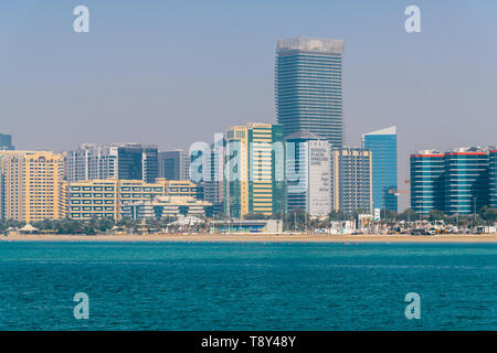 Abu Dhabi, VAE - 29. März. 2019. Blick auf die Stadt aus dem Arabischen Golf Stockfoto