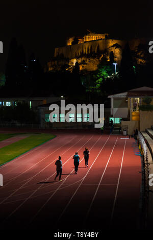 Athen/Griechenland: 24. Oktober 2017: Athleten Training im Freien Gericht während der Abend Training, mit Blick auf die Akropolis in Athen, Griechenland. Stockfoto