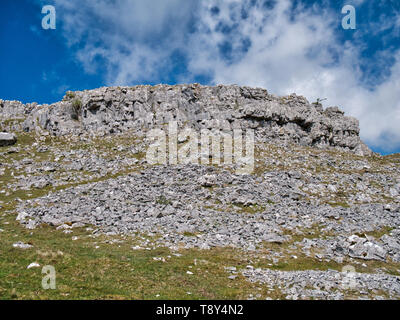 Erodiert Kalkstein aus dem Weg zu Ingleborough aus Ingleton in der South Yorkshire Dales, Großbritannien Stockfoto