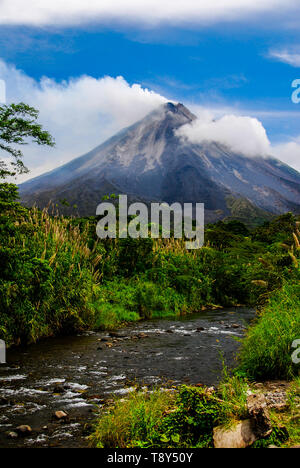 Blick auf den Vulkan Arenal und ein kleiner Bach in Costa Rica. Stockfoto