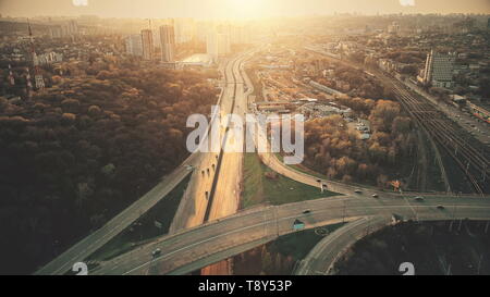 Urban Auto Verkehrsstaus Luftaufnahme. City Street Motion Lane, Antrieb Navigation Übersicht. Besetzt Stadtbild Strecke mit Forest Park um. Travel Concept Drone Flug Schuß Stockfoto