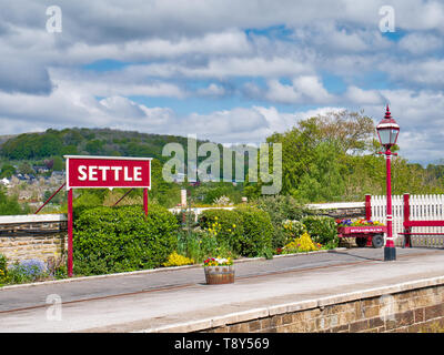 Vereinbaren Bahnhof in der Yorkshire Dales im Norden Großbritanniens, mit Zuckerhut Hügel im Hintergrund. Stockfoto