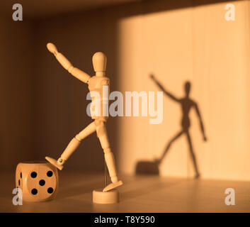 Würfel Würfel und Mann wirft einen Schatten. Konzeptionelle noch leben. Abstraktion des Sieges. Stockfoto