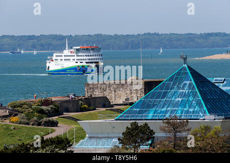 Portsmouth, England, UK, Mai 2019. Hintergrund der Isle of Wight, mit einer Fähre, unterwegs über den Solent eine Ausdehnung von Wasser zwischen dem Festland Stockfoto