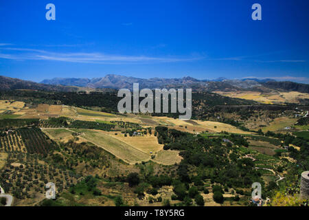 Panoramablick auf die ländliche Weite Tal kontrastieren mit den wolkenlosen blauen Himmel vom alten Dorf Ronda - Andalusien, Spanien Stockfoto