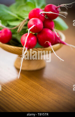 Frische organische rote Radieschen auf einem Holztisch Stockfoto