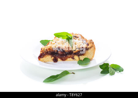 Süße Kuchen mit Früchten Marmelade in eine Platte auf einem weißen Stockfoto