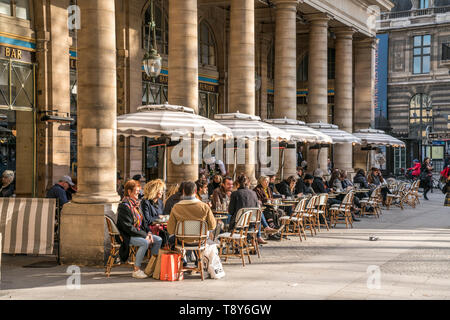 Cafe am Palais Royal, Paris, Frankreich | Cafe im Palais Royal, Paris, Frankreich Stockfoto