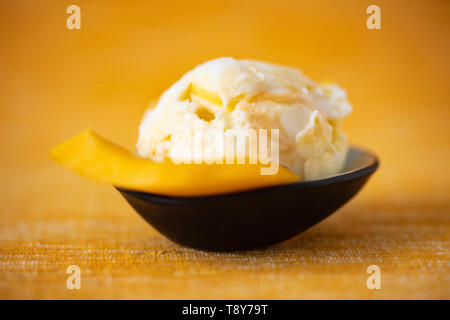 Hausgemachte gefrorener Joghurt mit frischen Mango Stockfoto