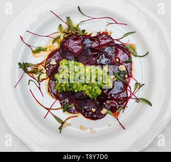 Vegane glutenfreie Avocado salsa, rote Beete Carpaccio, Emulsion von Xylitol und Kiefer mit Cashew Nüssen Stockfoto