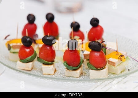 Vegane glutenfreie Käse Tofu, schwarze Oliven, Paprika, Gurke und Cocktailtomaten, Sojasoße Stockfoto