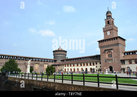 Mailand/Italien - Juni 1, 2015: Blick vom Hof zum alten Eingang mittelalterlichen Turm von Schloss Sforza. Stockfoto