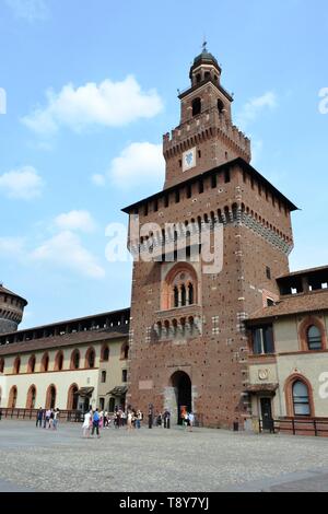 Mailand/Italien - Juni 1, 2015: Blick vom Hof zum alten Eingang mittelalterlichen Turm von Schloss Sforza. Stockfoto