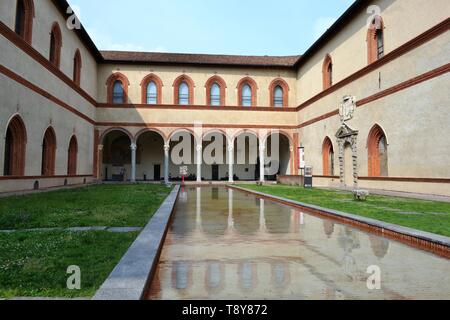 Mailand/Italien - Juni 1, 2015: herzoglichen Hof mit internen mittelalterlichen Arkaden, im Pool Wasser der Burg Sforza, Castello Sforzesco in Mailand nieder. Stockfoto