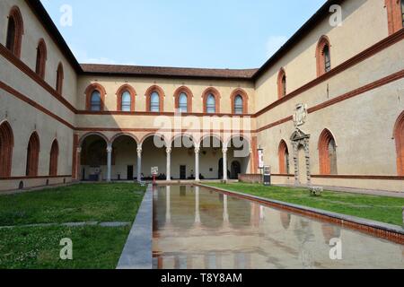 Mailand/Italien - Juni 1, 2015: herzoglichen Hof mit internen mittelalterlichen Arkaden, im Pool Wasser der Burg Sforza, Castello Sforzesco in Mailand nieder. Stockfoto