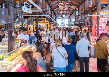 Markt San Miguel an der Plaza de San Miguel in Zentrum von Los Asturien Madrid voll mit Einheimischen und Touristen Einkaufen und Essen entfernt Stockfoto