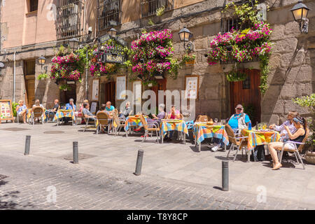Alte gemütliche Straße in Madrid mit kleinen Restaurant und Touristen Mittagessen Stockfoto