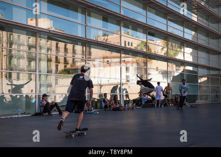 Jugendliche skaten Vor dem MacBa Museum, Barcelona Stockfoto