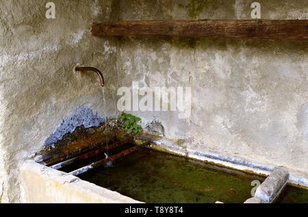 Fenestrelle, Piemont, Italien. April 2019. Das Bergdorf Fondufaux, einem Ortsteil von Fenestrelle. Ein waschen Brunnen, typisch für diesen Weilern. Stockfoto