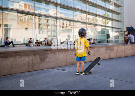 Jugendliche skaten Vor dem MacBa Museum, Barcelona Stockfoto