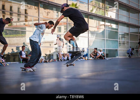 Jugendliche skaten Vor dem MacBa Museum, Barcelona Stockfoto