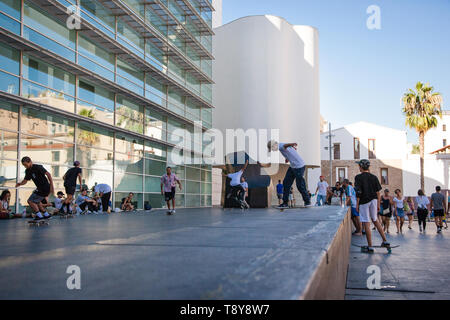 Jugendliche skaten Vor dem MacBa Museum, Barcelona Stockfoto