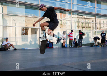 Jugendliche skaten Vor dem MacBa Museum, Barcelona Stockfoto